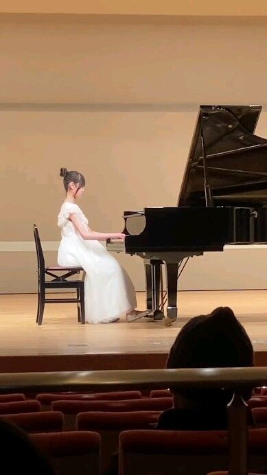 鳥取市の山本ピアノ教室です🎵
インスタへのご訪問、ありがとうございます😊
上記は、小学6年生のＭちゃんの演奏です🎵
田中カレン作曲 地球 という曲です🎵
今年の1月末に開催されたヤマハコンクールに出場された時の演奏です✨
田中カレンさんの地球をオマージュした曲集の中で、まさしく「地球」の作品名のついた、壮大なダイナミックでもあり繊細さも合わせ持った素晴らしい楽曲です✨✨
この日のコンクール当日の演奏は、少しＭちゃんの力が出し切れてない部分もありましたが、緊張感の中十分表現豊かに、多彩な音色で弾いてくれました✨✨
Ｍちゃんは、この春中学1年生になられました🌸
幼稚園の年長さんから、レッスンを一緒にスタートしました❗️
とても大人しく、可愛い女の子でした♥️ ですが、表情があまり変わらず感情の変化が分かりにくいお子さんでもありました。
音楽をする上で、表現の豊かさはとても重要ですし、それは内から溢れ出るようなものであると思います。
Mちゃんは小学生時代、 ピアノと新体操を頑張って両立しておられました❗️
ピアノレッスンでは、決して器用なタイプではなく。
でもコツコツと、譜読みも取り組み、ピアノ演奏もまさにコツコツと練習を積み上げ。
徐々に演奏力を付けてきてくれました✨
小学4年生からは、1年に1回ヤマハコンクールへチャレンジされました❗️
その頃から、ぐっと普段の練習の質や演奏における表現力が増してきたように思います😊
上質な演奏に対する理解や欲求が、高学年あたりに付いてきたのがよく分かりました‼️
1年毎に、大きな成長をピアノを通してみせてくれているMちゃんです✨✨
中学生になりましたが、引き続きピアノも新体操も続けられておられる頑張り屋さんです✨
中学時代には、また大きく伸びることを予感させるような最近のレッスンです🎵
ピアノも新体操も上手なMちゃん、素敵すぎます😊✨
これからのＭちゃんの成長、楽しみで一杯です😊
体験レッスン、お問い合わせお待ちしております🎵
✉️sono616812@gmail.com
📱　09041476923(山本)
#鳥取市ピアノレッスン
#鳥取市ピアノ教室
#鳥取市ピアノコンクール指導
#小学6年生の生徒さん
#鳥取市ピアノ体験レッスン