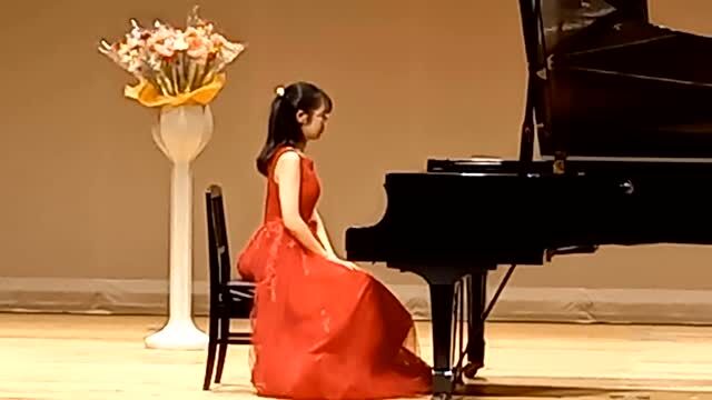 鳥取市の山本ピアノ教室です🎵
インスタへのご訪問、ありがとうございます😊
11月も終わろうとする中、来週末に控えた山本ピアノ教室発表会のご案内を致します🎵
2024年　山本ピアノ教室発表会
12月8日(日) 13:00開場　　13:30開演
　　　県民ふれあい会館1階ホールにて
小さい人は4歳さんから、社会人の生徒さんまで❗
私も含めそれぞれが、自分の曲と向き合い精一杯取り組んでおります😊
ステージという非日常の空間にて、ピアノのソロ演奏を人前で披露する経験は。
なかなかに厳しく、そして素敵な経験であります✨️
これは、本当にやった人にしか分からないことですが。
数あるパフォーマンスを披露する事と比べましても。
ピアノソロ演奏をステージにて披露する経験は、その人にとって難しく、そして素晴らしい経験となります✨️
当日は、聴いて頂く方々に伝わる演奏が出来、喜んで頂けますよう❗️
あとわすがですが、生徒さん達とやりきります😊
動画は、昨年の発表会の演奏🎵
中学2年生のNちゃんの演奏です🎵
ショパン作曲　　革命のエチュードです😊
憧れのショパンの名曲に、丁寧に取り組んでくれました😊
※山本ピアノ教室の入会をご検討下さる方々へ
山本ピアノ教室では、教室入会を検討下さる方々に、発表会の見学をおすすめしております🎵
百聞は一見に如かず❗
生徒さん達の演奏をお聴きになられましたら、きっと参考になること多々あるかと思います😊
ご希望の際は、山本までお気軽にお問い合わせ下さい😊🎵
※注意事項※
山本ピアノ教室発表会は、基本的に出演される生徒さんの関係者や講師の知り合いの方々、また上記の様に、予め発表会見学をご連絡頂きました方のみの入場とさせて頂いております。
申し訳ございませんが、ご連絡なしでの入場や観覧は承っておりません😌
(防犯やコロナ禍での感染拡大予防対策としての方針です)
✉️sono616812@gmail.com
📱09041476923 (山本)
＃鳥取市ピアノ教室
＃鳥取市ピアノレッスン
＃鳥取市ピアノ発表会